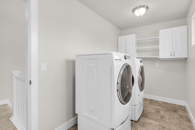 Building Photo - Spacious 6 Bed Home with Dual Kitchens, EV Charging & Modern Finishes in Layton