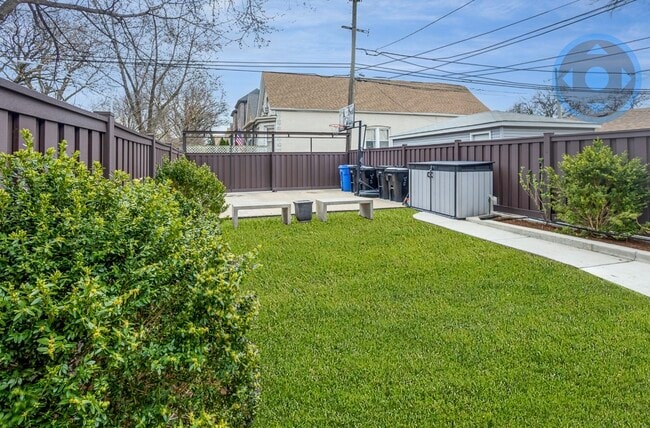 Building Photo - 3033 W Diversey Ave