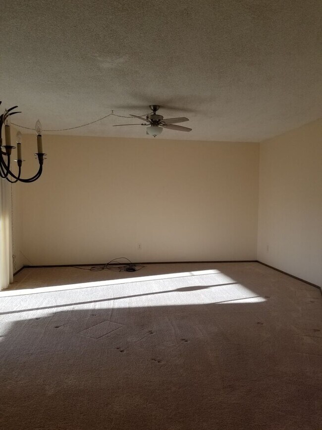 Building Photo - Spacious 2 bedroom 2 bath Condo