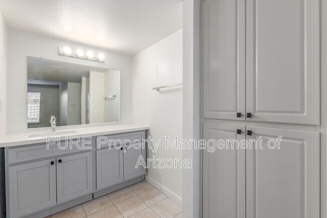 Building Photo - 5995 N 78th St