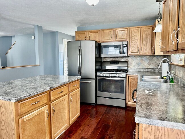 Building Photo - Like New 3BR, 1.5 bathroom Colonial For Rent