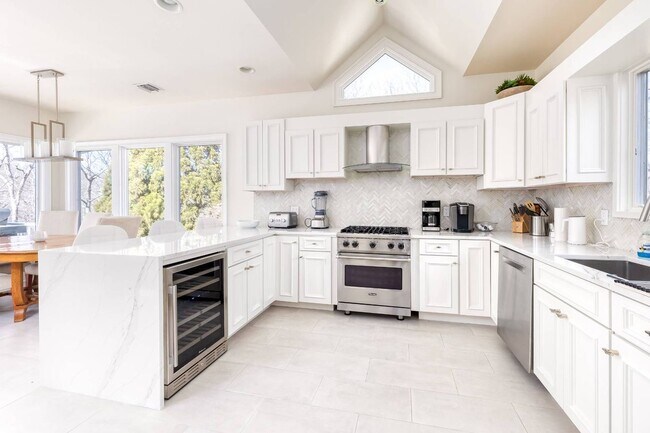 Building Photo - 6 Little Ct