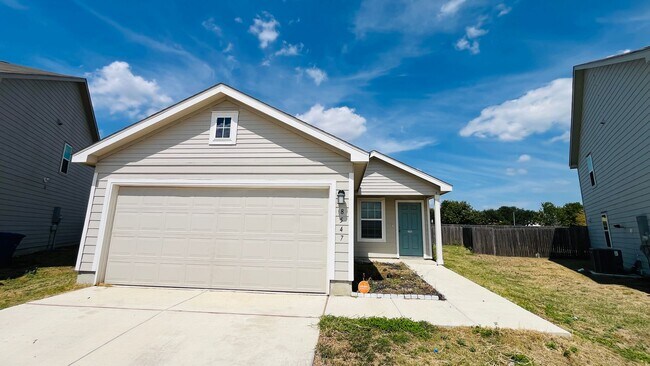 Building Photo - Spacious 4BR w/ Large Backyard – Close to ...