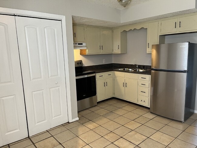 Building Photo - " 2-Bed Duplex on Delaware Street: Cozy Na...