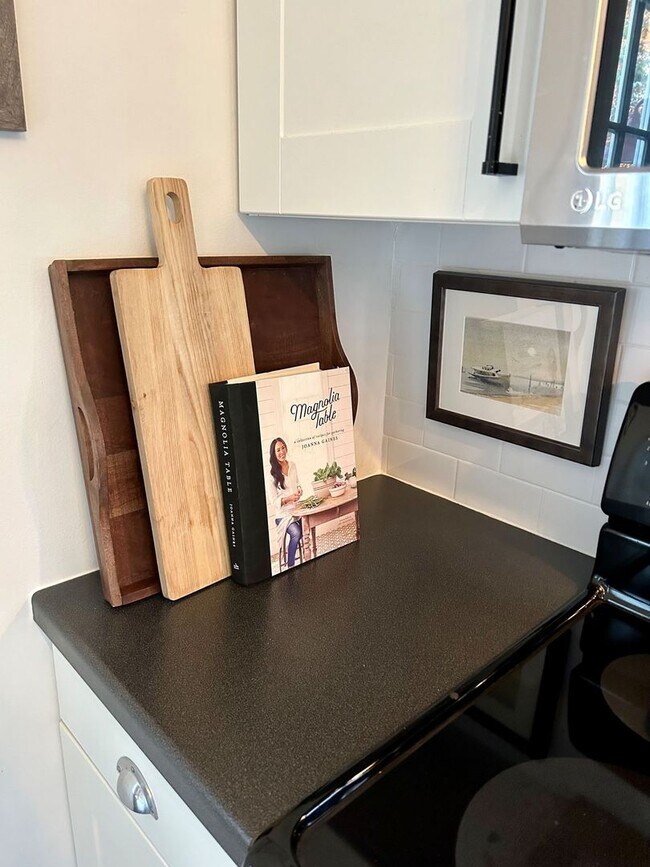 Building Photo - Your Cozy Off-Season Retreat