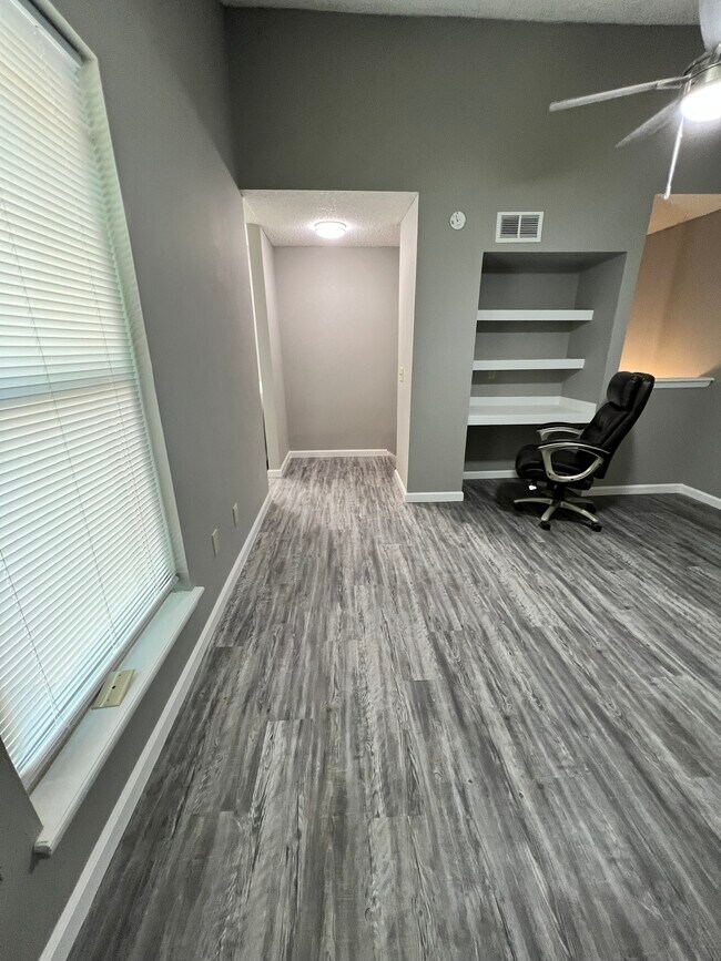 Building Photo - 813 Red Bird Ln