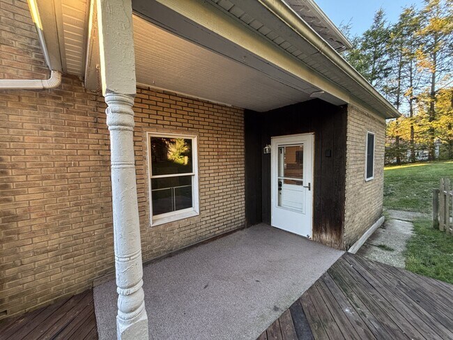 Building Photo - 1025 Highland Ave