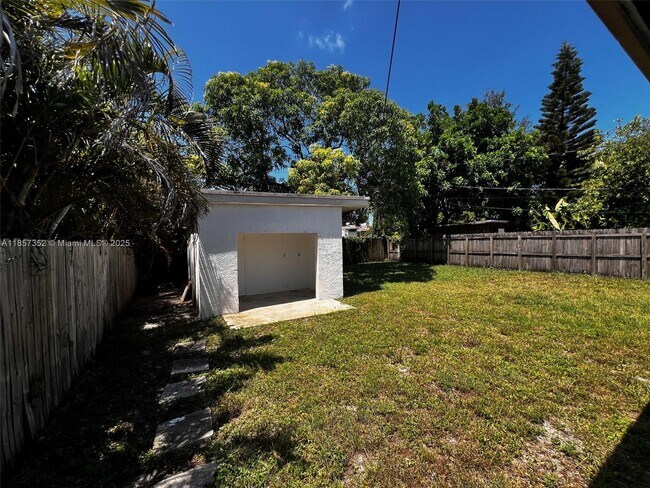Building Photo - 2443 Rodman St