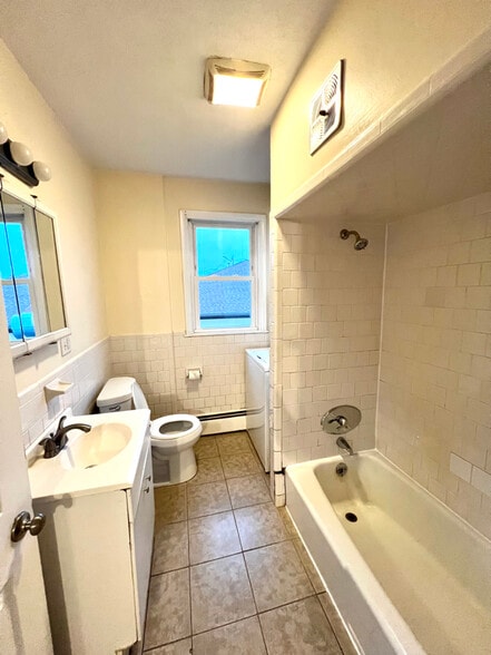 Building Photo - 36 Ferncliff Ave