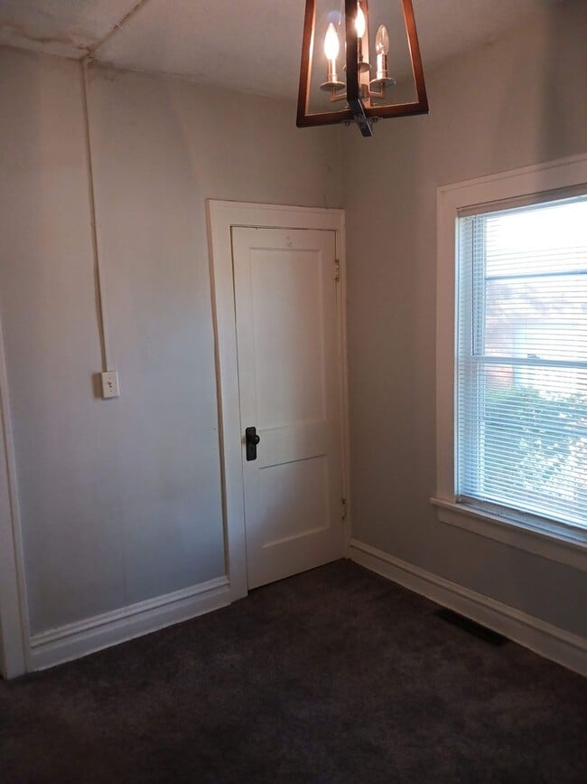 Building Photo - 2 Bedroom Home in West Glen Park