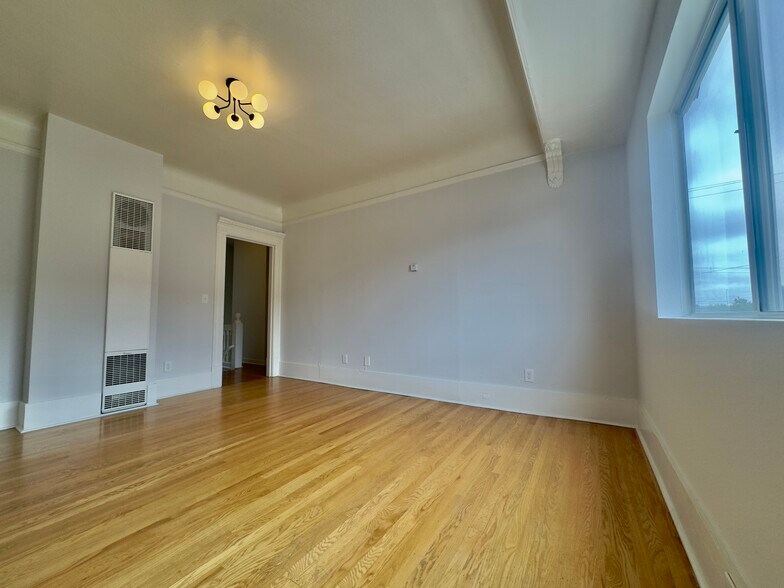 Building Photo - 716 37th St