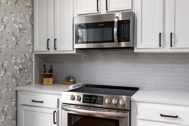 Building Photo - 4 Bedroom, Two Story House