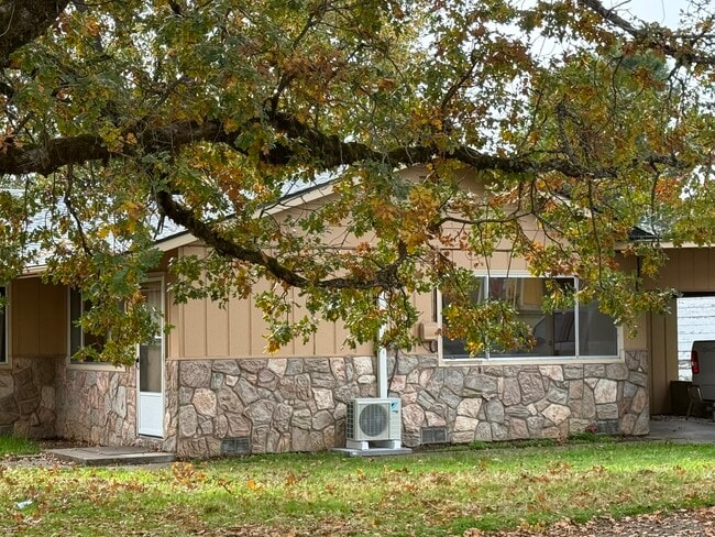 Building Photo - 1337 SW Foundry St