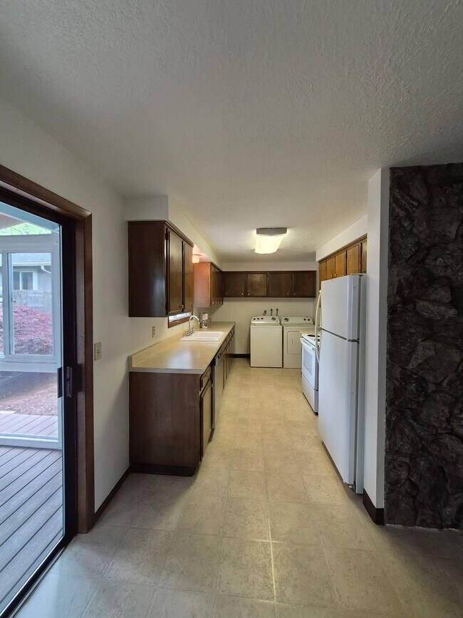 Building Photo - Charming South Salem Duplex!