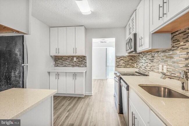 Building Photo - 2300 Pimmit Dr