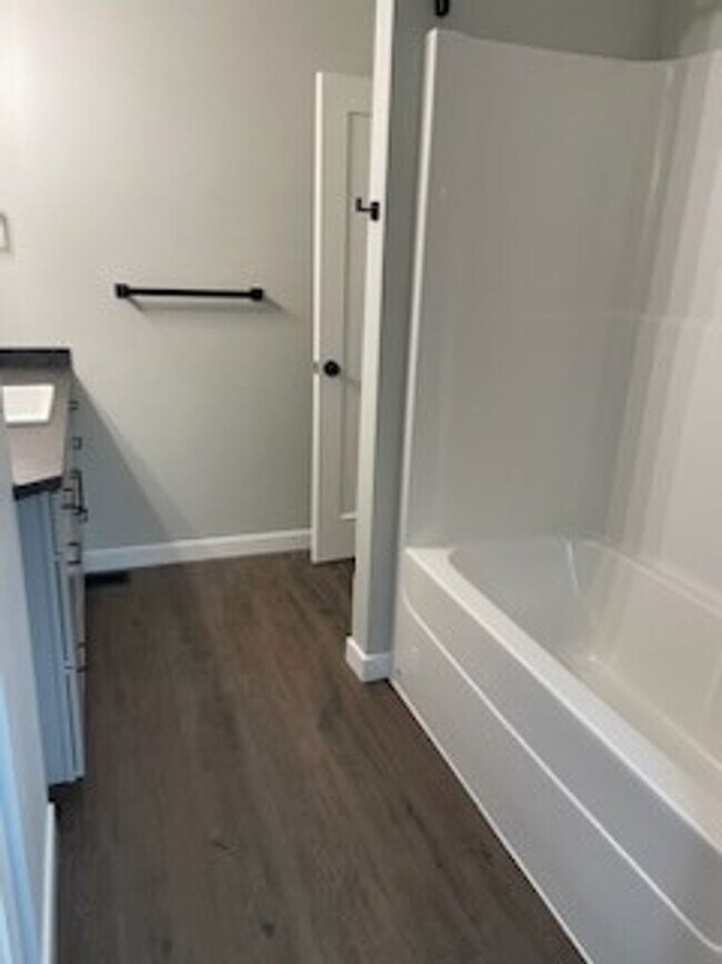 Building Photo - Lovely 3 Bedroom Recently Renovated!