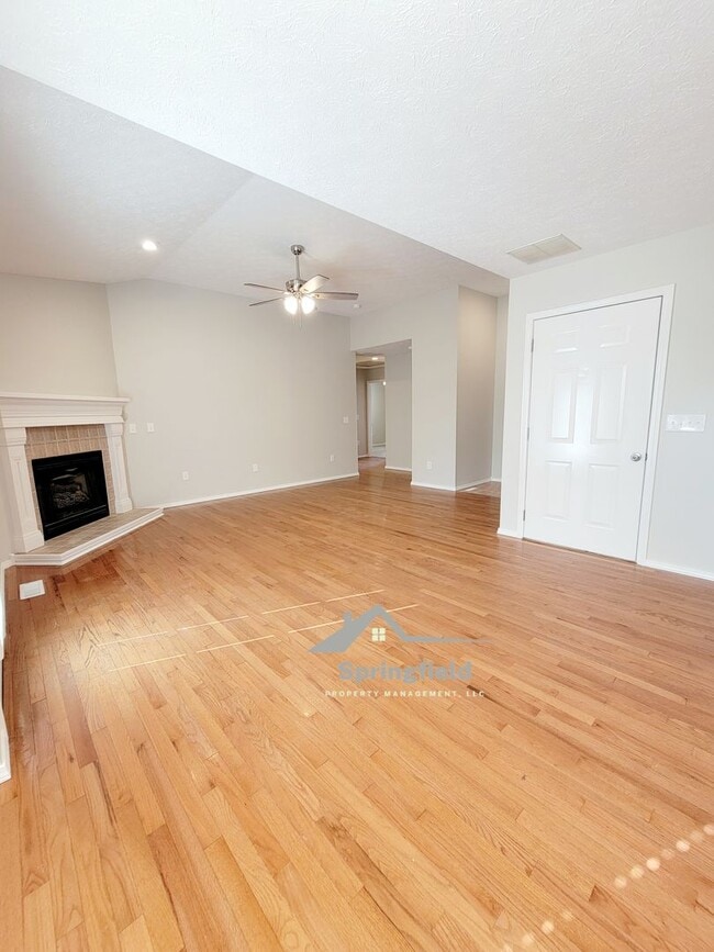 Building Photo - Location-Location; South West Springfield ...