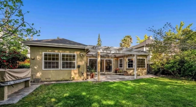 Building Photo - Spacious 4 Bed, 4 Bath Executive Home on Peaceful Cul-de-Sac!
