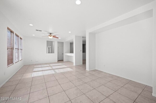 Building Photo - Lovely 4 bedroom, 2 bath home with 2 car garage