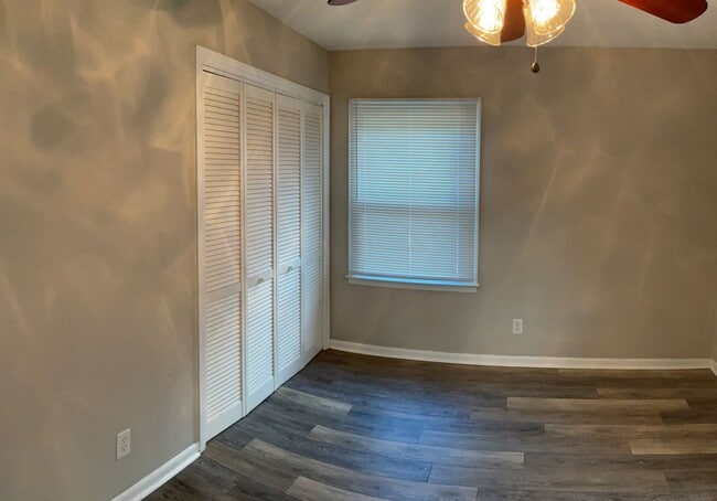 Building Photo - 2 Bedroom Brick Duplex in Prime Location with Full Renovation