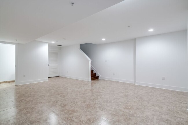 Building Photo - Northern Liberties Townhome with Parking