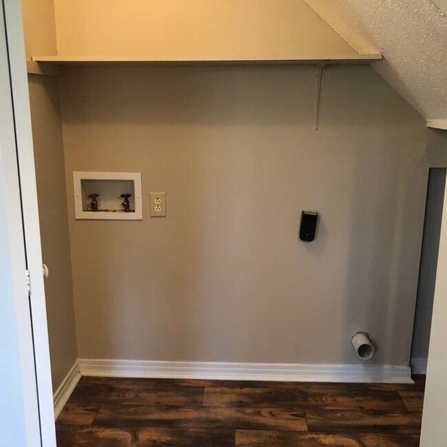 Building Photo - 102 C Kingsbury Ct 1/2 off 1st months rent