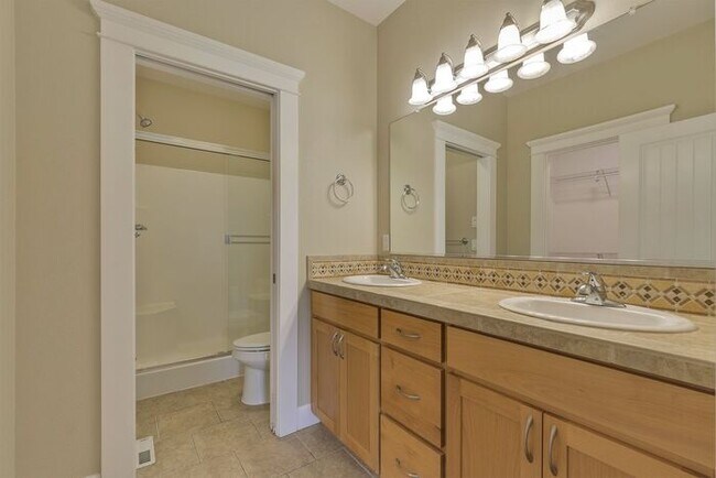 Building Photo - Move In Ready One Level Vaulted Ceiling Home Close to Pacific University!