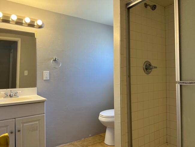Building Photo - 3 Bedroom 2 Bath Home! close to the UofA!