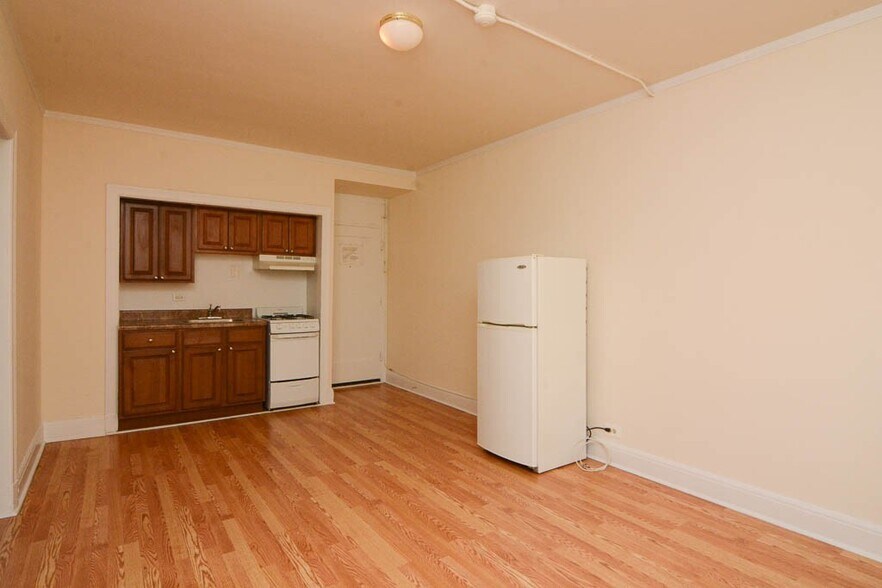Building Photo - 3335 W Diversey Ave