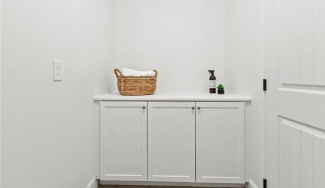 Building Photo - Spacious and Stylish 3 bedroom, 2.5  bath ...