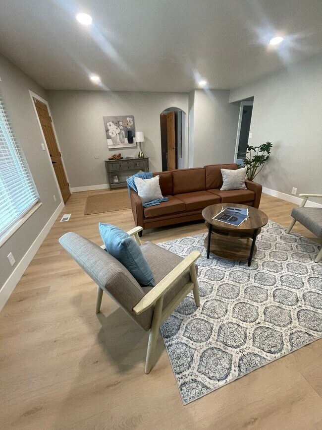Building Photo - Spacious 5 Bedroom House in Salt Lake