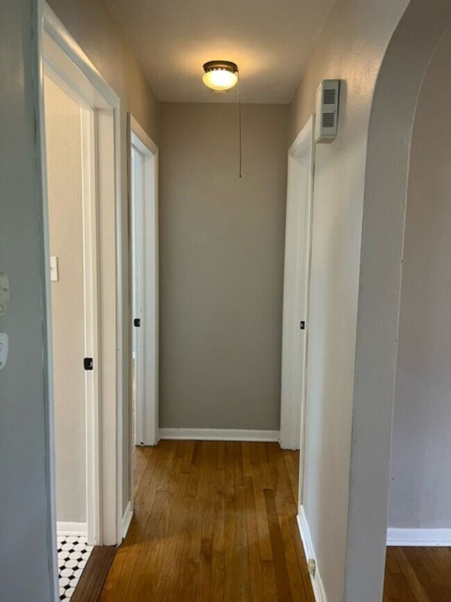 Building Photo - Super Cute 2 Bed 1 Bath House!