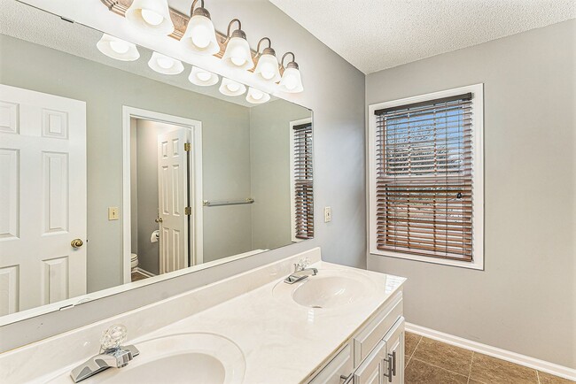 Building Photo - 4 Bed 5 Bath home creek view in back