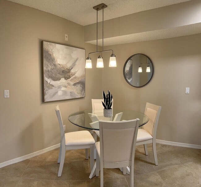 Building Photo - FULLY FURNISHED MAY AVAILABILITY - 1 Bed 1...