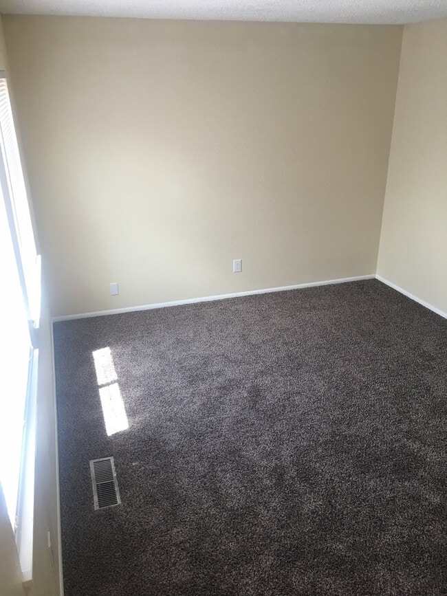 Building Photo - 2 Bedroom Condo in Country Club Villas Com...