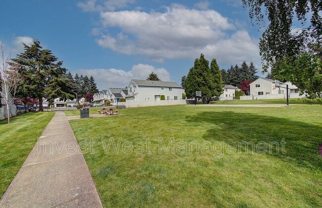 Building Photo - 3020 NE 116th Ave