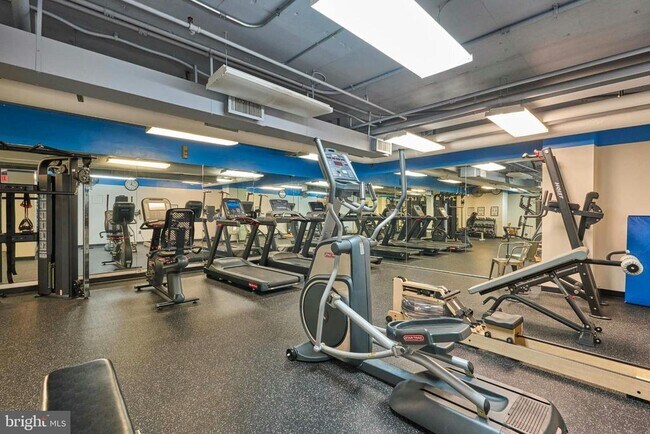 Building Photo - 2300 Pimmit Dr