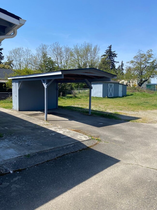 Building Photo - 3bd/1 Ba Rambler in Spanaway