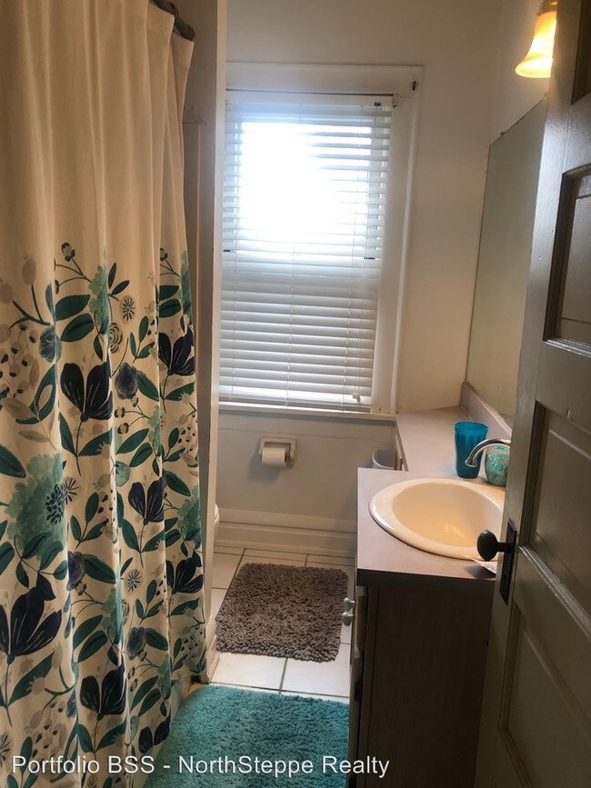 Building Photo - 4 br, 1.5 bath Apartment - 1069 Neil Ave