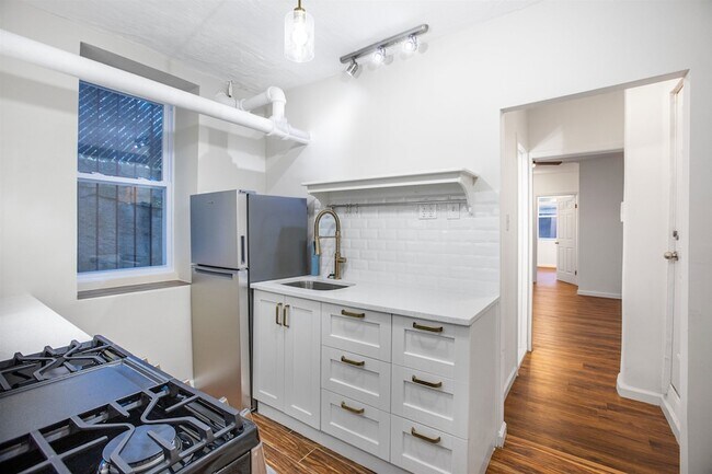 Building Photo - 7812 Hudson Ave