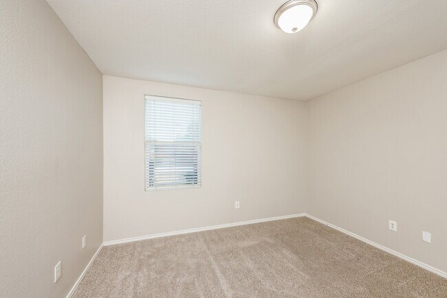 Building Photo - 1027 Clear Stream Dr