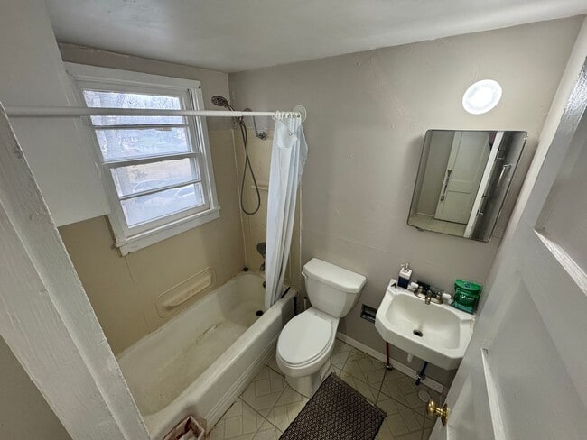 Building Photo - Pre-Leasing for 26/27 School Year