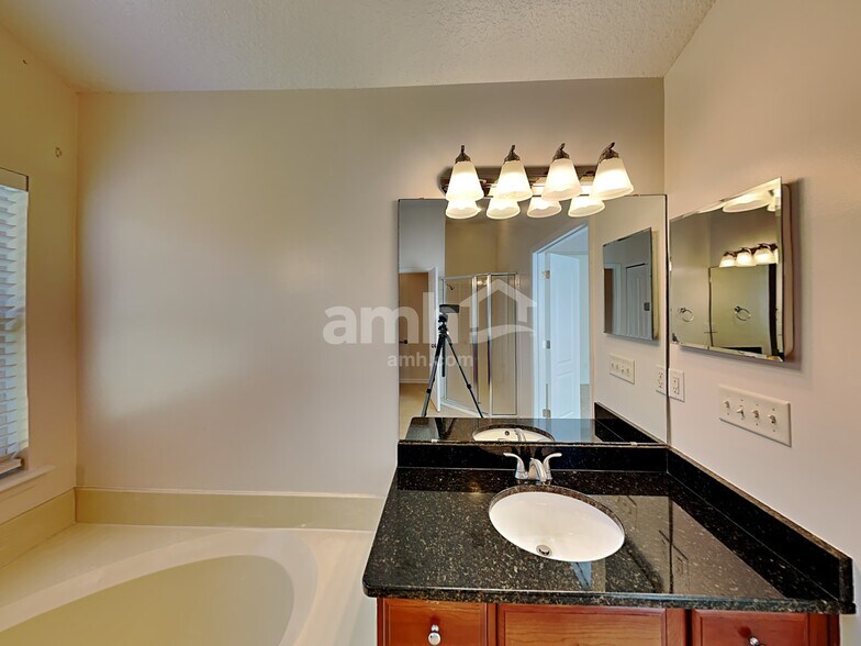 Building Photo - 304 W Silverthorn Ln