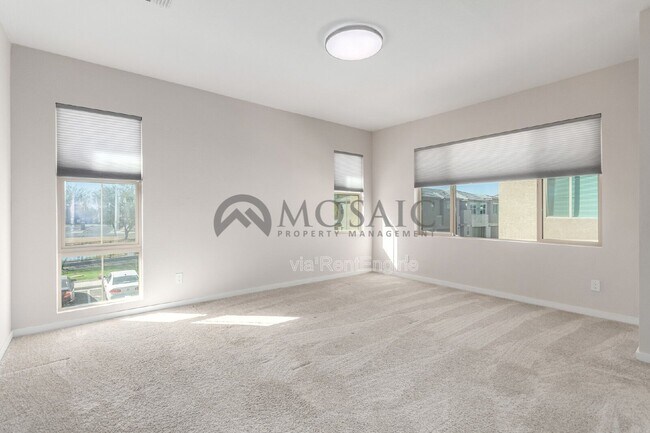 Building Photo - 680 E Ginko Ave