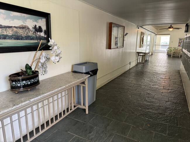 Building Photo - 2 Bed/1.5 Bath/1 Parking at Twin Towers in...