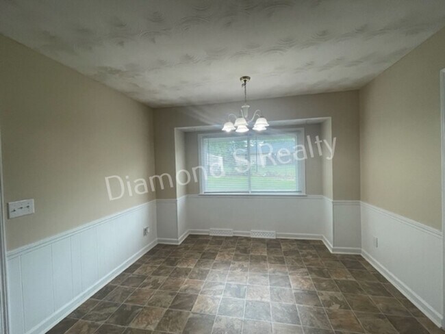 Building Photo - 4 Bedroom Home Available Now! Southwest Springfield!