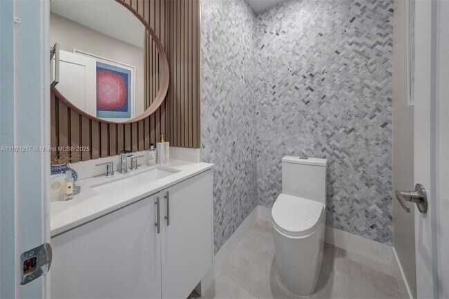 Building Photo - 2020 Alamanda Dr