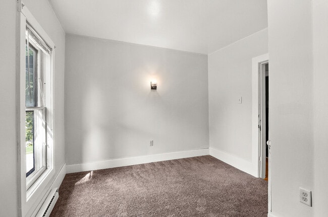 Building Photo - 564 Newbury St