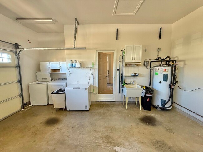 Building Photo - Modern & Custom 3 Bedroom / 2.5 Bathroom H...