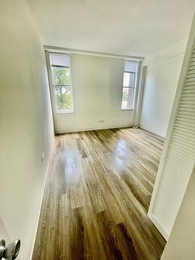 Building Photo - Renovated Two Bedroom Condo